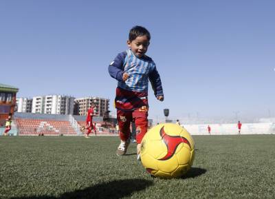 FOTOS: Murtaza Ahmadi, niño con playera de bolsa, recibió regalo de Messi