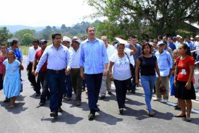 RMV supervisó modernización del camino La Mesa-Mecapalapa en Pantepec