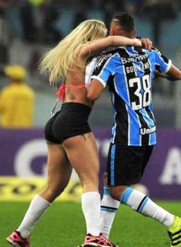 Candidata a Miss Bumbum interrumpió partido del Gremio en Brasil