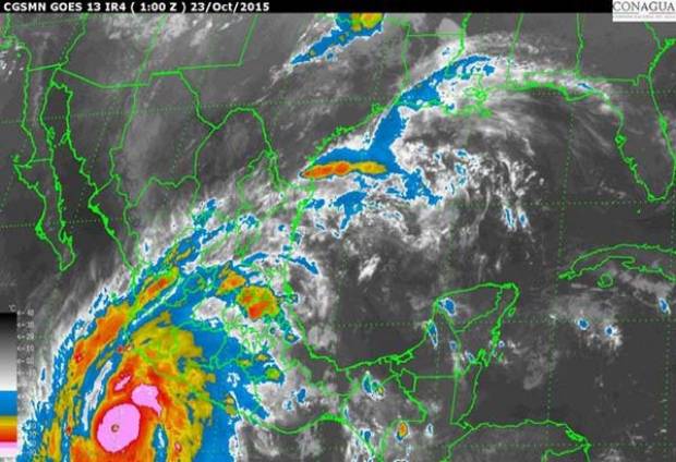 Desalojan costas de tres estados por huracán Patricia; es categoría 4