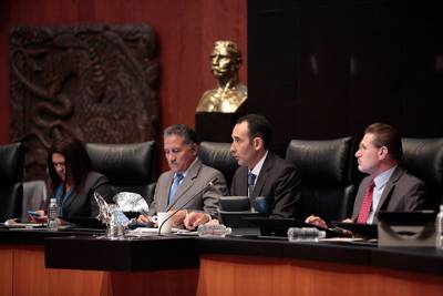 PRD y PT toman tribuna del Senado en debate por Ayotzinapa