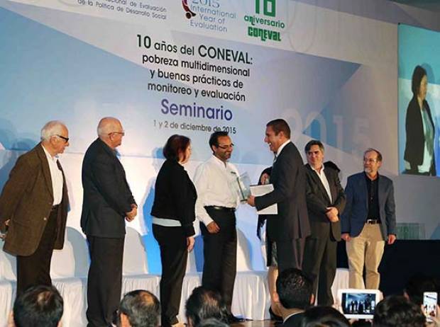 Coneval reconoce estrategia de combate a la pobreza en Puebla