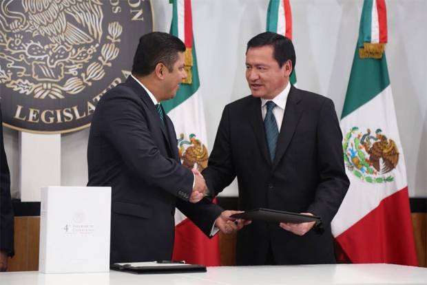 Osorio Chong entrega al Congreso el 4o. Informe de Peña Nieto