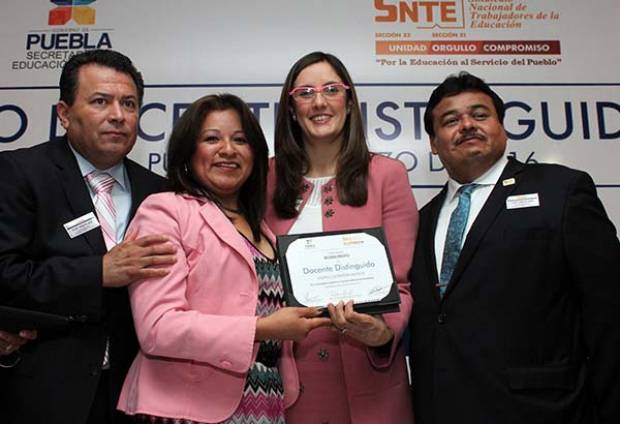 SEP y SNTE entregan reconocimientos a 124 docentes distinguidas de Puebla