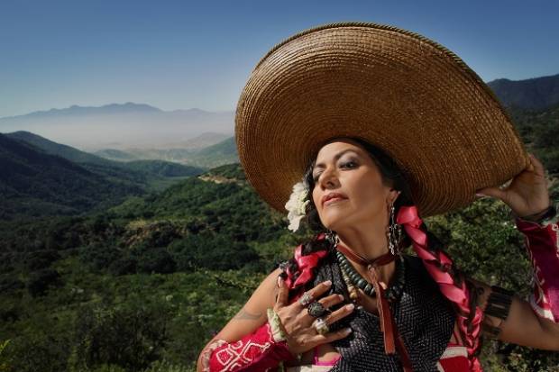 Feria de Puebla: Lila Downs se presenta en el escenario del Foro Artístico