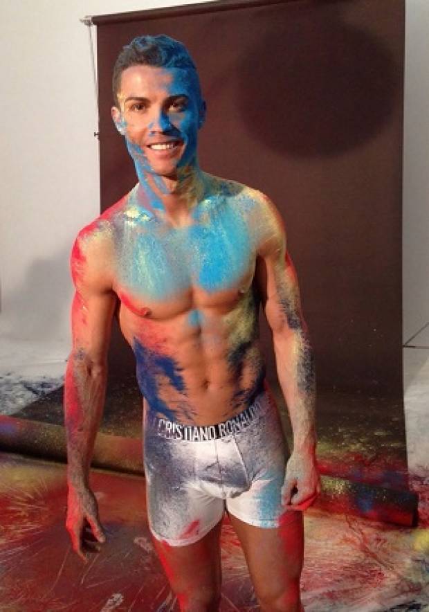 Cristiano Ronaldo se &quot;pintó&quot; de colores en nueva campaña de calzoncillos