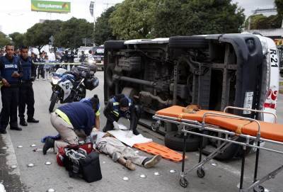 FOTOS: Hombre quedó debajo de combi tras ser atropellado en Bulevar Norte