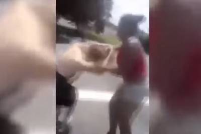 VIDEO: Mujer golpeó y tiró al río a la amante de su esposo