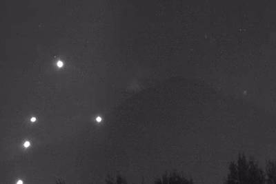 VIDEO: Captan destellos luminosos sobrevolando el Popocatépetl