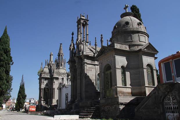 Puebla rescatará 120 mausoleos del Panteón Municipal del siglo XIX