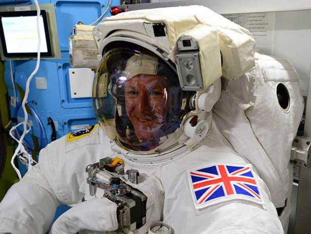 Astronauta inglés realizó primera caminata espacial