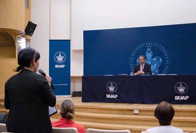 Rector de la BUAP sostiene diálogo con docentes de la Facultad de Derecho