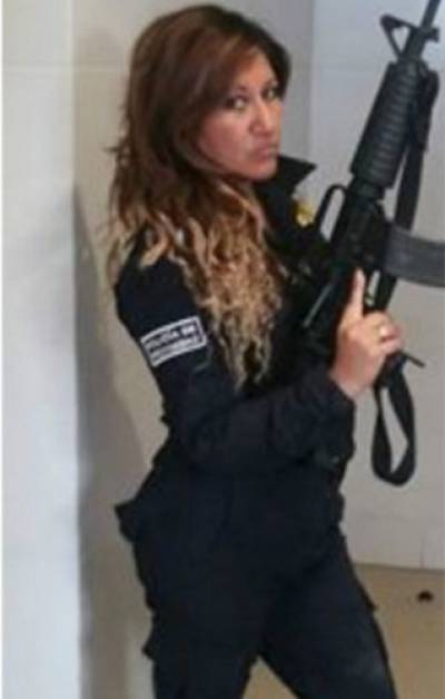 Surge #LadyPistolas portando uniforme policial y armas de fuego