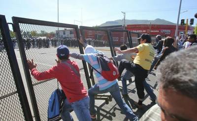 FOTOS: CNTE se enfrenta a granaderos en Oaxaca durante evaluación