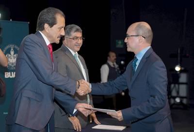 Rector de la BUAP entrega reconocimientos y bonos a miembros del SNI