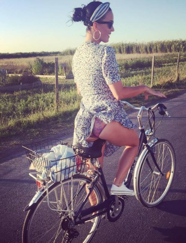 Katy Perry enseñó de más cuando andaba en bicicleta