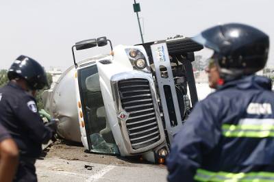 FOTOS: Pipa quedó volcada en el Periférico de Puebla