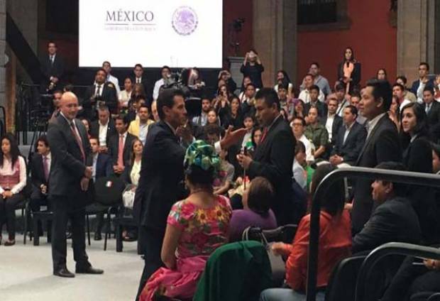 EPN responde a jóvenes sobre Trump, bogas gay, plagio de tesis y gasolinazos