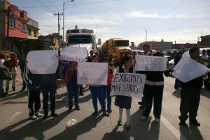 FOTOS: Alumnos cierran la federal Puebla-Tehuacán para exigir maestro