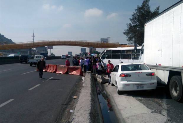 CNTE bloquea autopistas de CDMX a Puebla, Cuernavaca y Toluca