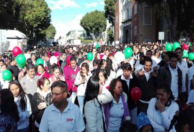 Obreros poblanos desfilan para conmemorar la Revolución Mexicana