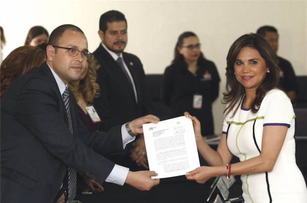 Alcalá pide campaña limpia en su registro ante el IEE