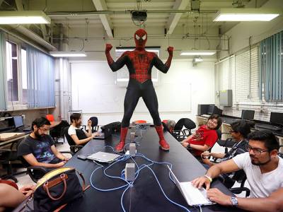 FOTOS: El Hombre Araña es maestro de ciencias en la UNAM