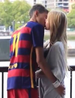 VIDEO: Doble de Neymar Jr. aprovechó para robar besos en Londres