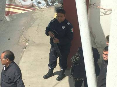 Edil de San Pedro Cholula manda policías a clausurar construcción de Roxana Luna