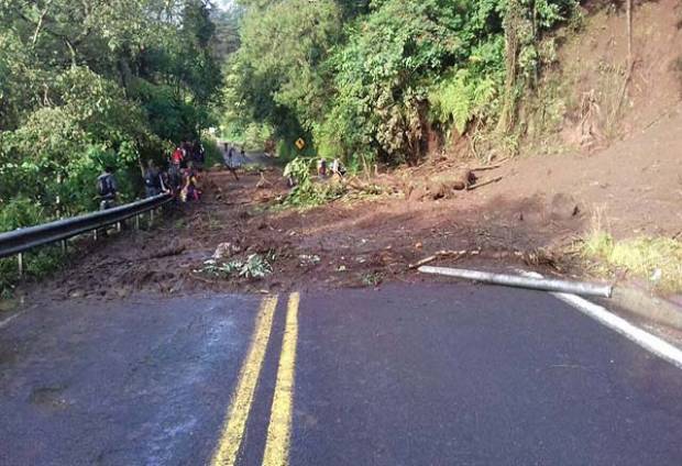 Earl causó cierre parcial de la autopista México-Tuxpan por derrumbe de taludes