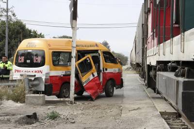 Tren arrolló a combi del transporte público en Tehuacán