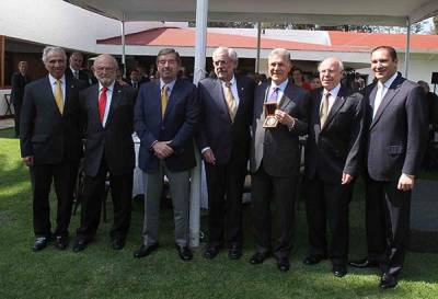 Padre de RMV recibe Medalla al Mérito Universitario en la UNAM