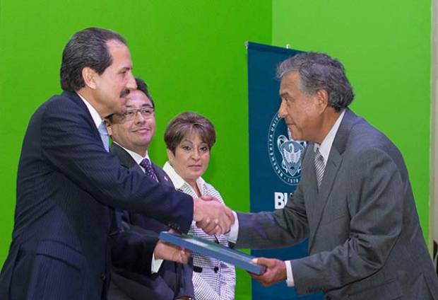 Rector de la BUAP entrega reconocimientos en el Instituto de Ciencias