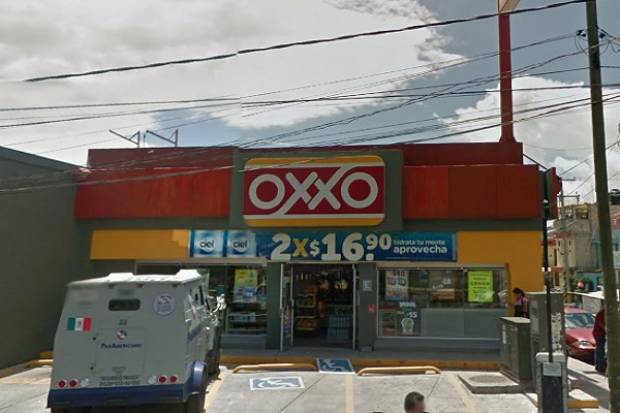 Asaltan tiendas Oxxo en Puebla, hay dos detenidos