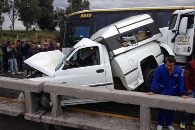 Tráiler despedaza su camioneta pero salen ilesos en la Puebla-Orizaba