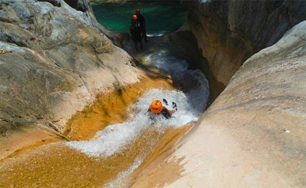 Deslizate por un cañón de Nuevo León en Hidrofobia