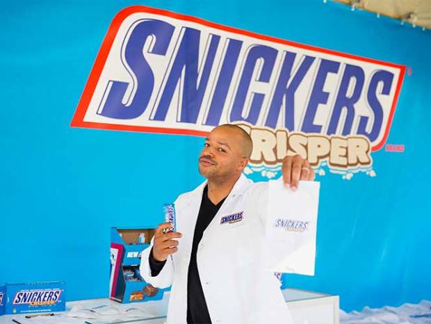 Retiran chocolate Snickers de 55 países por contener plástico