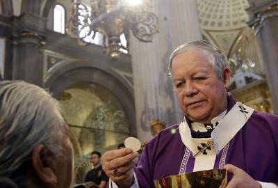 Arzobispo de Puebla deja terapia intensiva pero sigue delicado