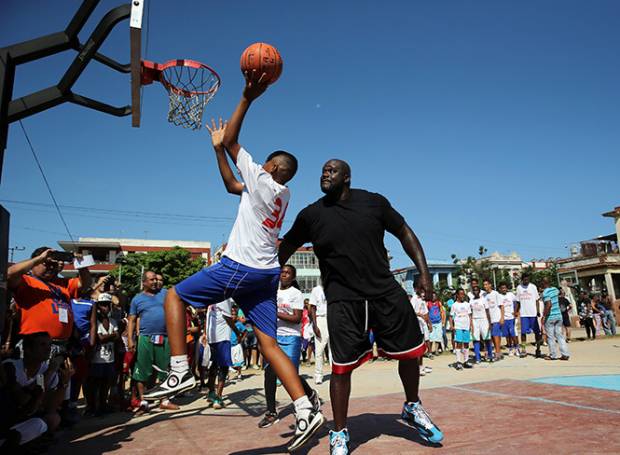 Shaquille O&#039;Neal imparte clínicas de baloncesto en Cuba