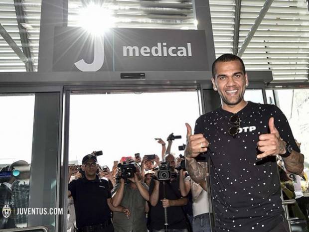 Dani Alves firmó dos años con Juventus