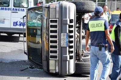 VIDEO: Aparatosa volcadura en bulevar Valsequillo deja una lesionada