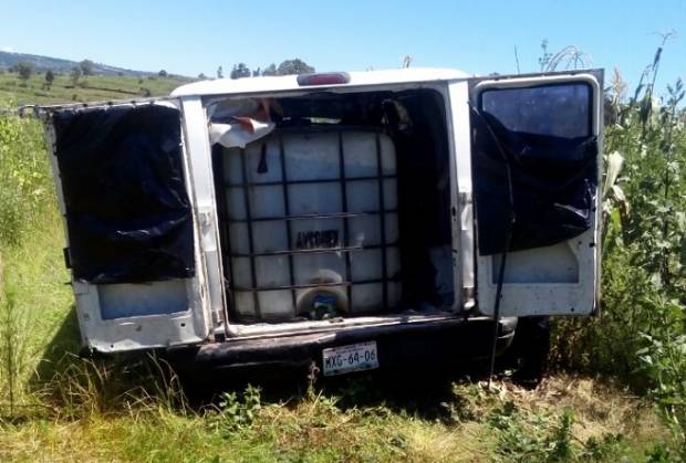 Decomisan camioneta con 2 mil litros de combustible robado en Tlalancaleca