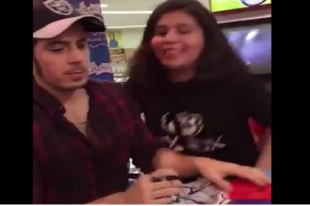 VIDEO: Ex vocalista de Pxndx se limpió besos de fans en firma de autógrafos