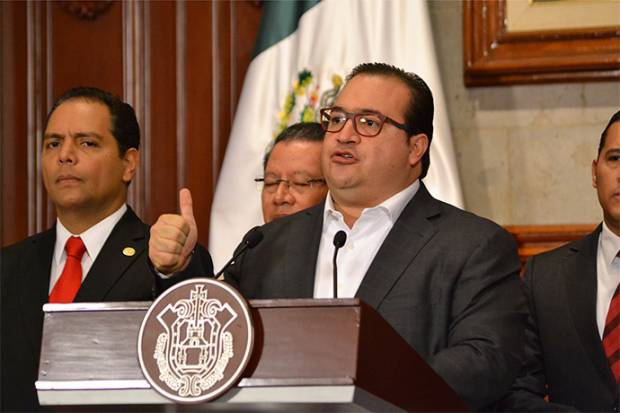 “¡Duarte, ratero, devuelve el dinero!”, gritan universitarios en Xalapa