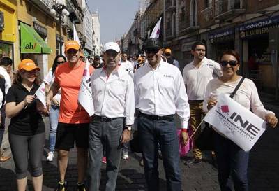 INE realiza caminata por la democracia en Puebla