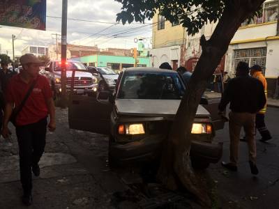 FOTOS: Mujer quedó prensada al impactar camioneta contra un árbol en El Carmen