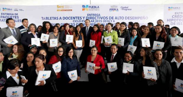 RMV entrega reconocimientos y tabletas a maestros y alumnos destacados