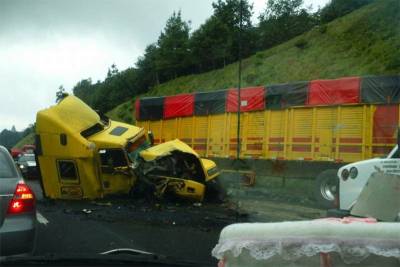 Cierran paso en autopista México-Tuxpan por choque de tractocamión