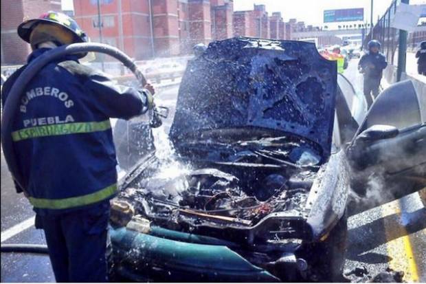 Vehículo se incendió en el Periférico Ecológico