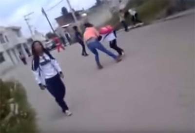 VIDEO: En Tlaxcala, mujer golpea a alumna que agredió a su hija